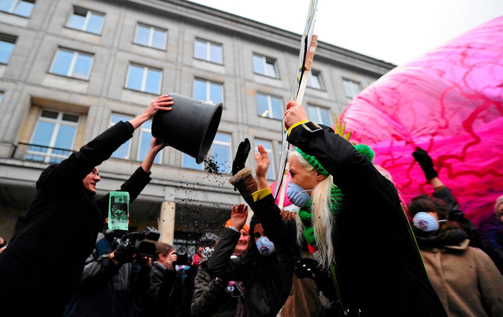 Greenpeace-aktivister kaster kull i lufta i protest etter Warszava-forhandlinger. 