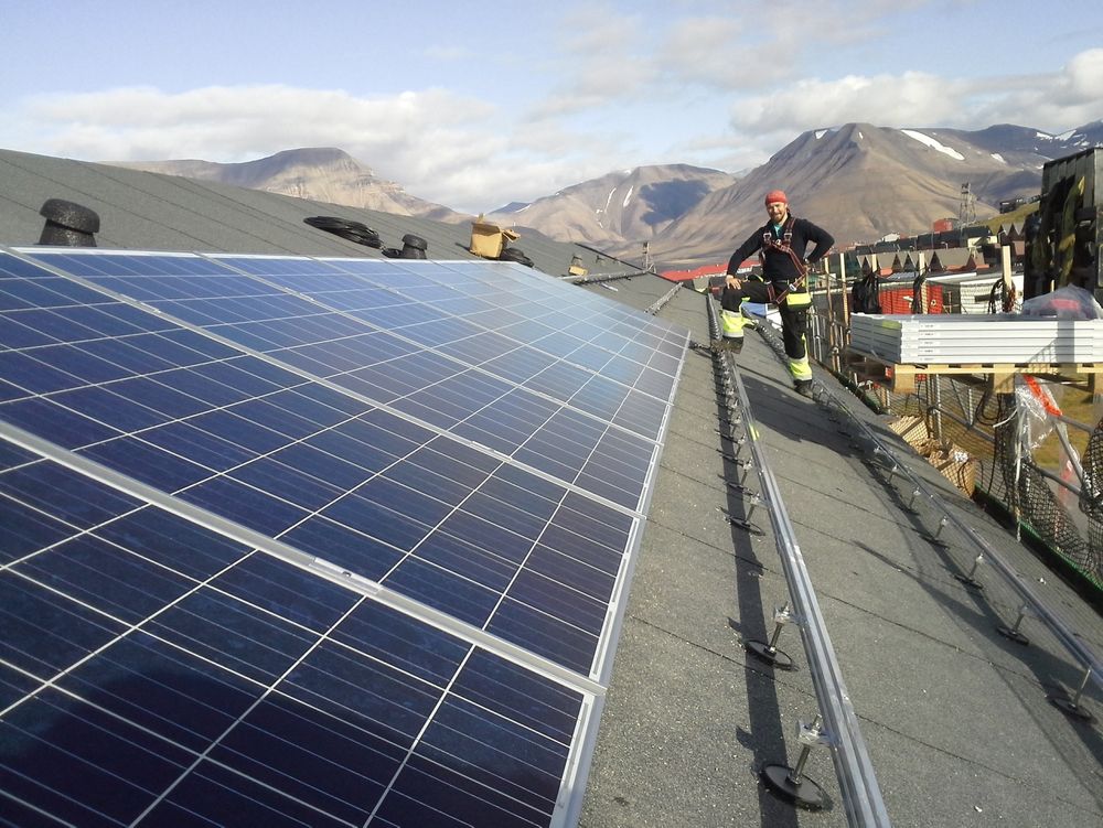 Solkraft fungerer lenger mot nord enn de fleste trodde for få år siden. Her installerer bedriften Solbes solceller på Svalbard, slik at befolkningen blir mindre avhengig av kullkraften.  