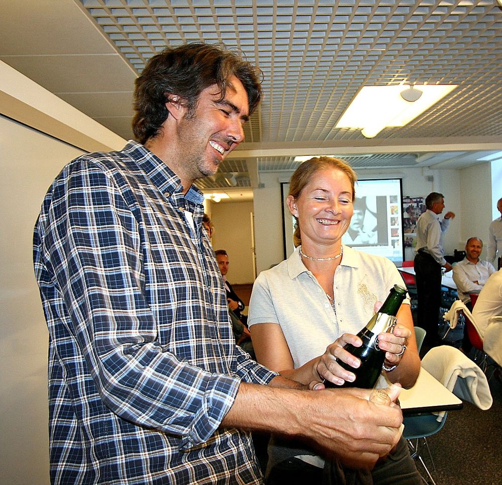 Feiring: Jon Erik Borgen og prosjektleder Leiken Dahl Aasbø spretter champagnen etter å ha blitt informert om Statoil-kontrakten.