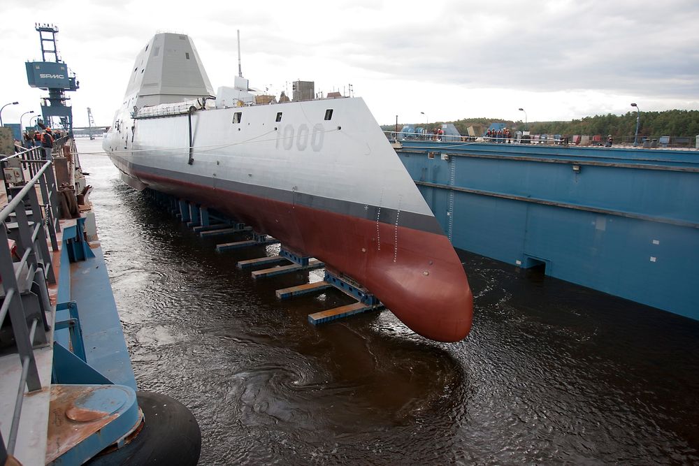 Her sjøsettes den nye destroyeren USS «Zumwalt» i Maine.