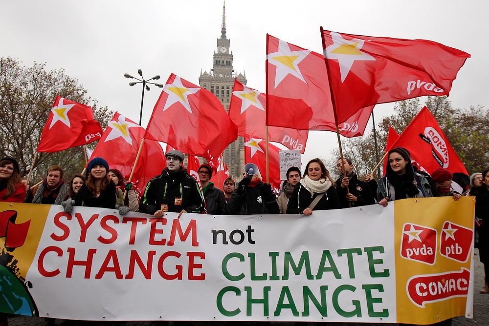 Miljøaktivister krever mer handling for å bekjempe klimaendringer under i Warzawa den 16. november.