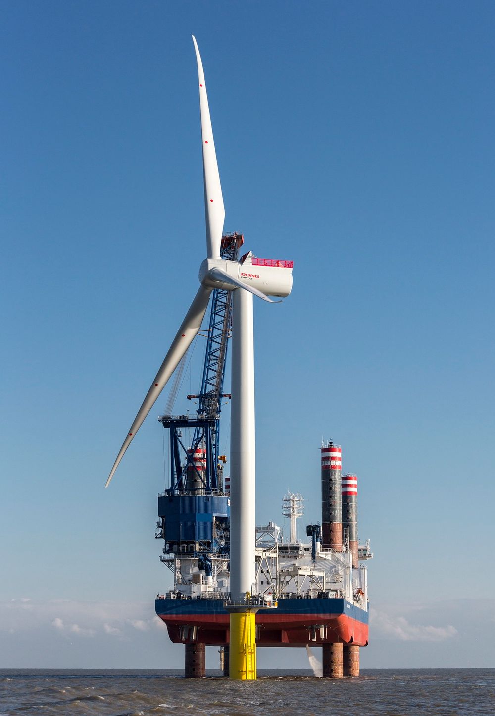 Tester: Dong har allerede testet ut Siemens' 6 MW direktedrevne turbin, utenfor Storbritannia. Her monteres en av de to turbinene i Gundfleet Sands 3. Dong er også i ferd med å oppføre tilsvarende turbiber i den 210 MW store havvindparken Westermost Rough.
