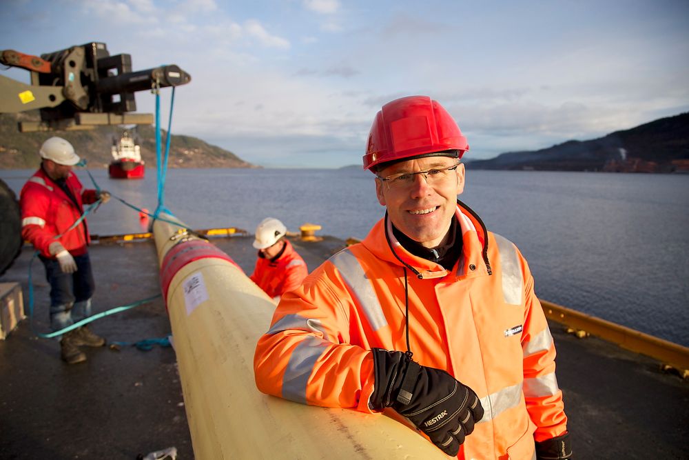 Prosjektleder Ole Øystein Knudsen fra SINTEF bivåner utsettelsen av oljerøret ved Orkanger havn. 