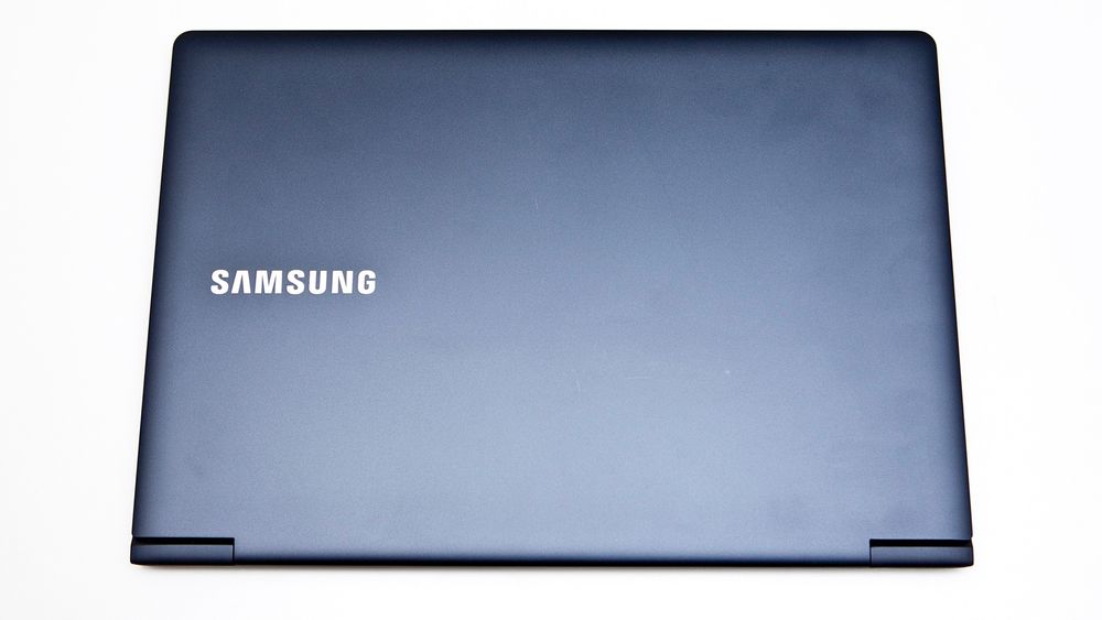 "Mineral Ash Black" heter finishen Samsung har valgt. Den er pen, synes vi. 