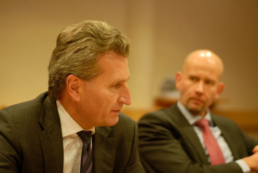 EUs energikommisær Günther Oettinger kan bli en god støtte for Norge for å sikre at norske utenlandskabler ikke stenges ute fra kapasitetsmarkedene. I bakgrunnen sitter energiminister Tord Lien (Frp).