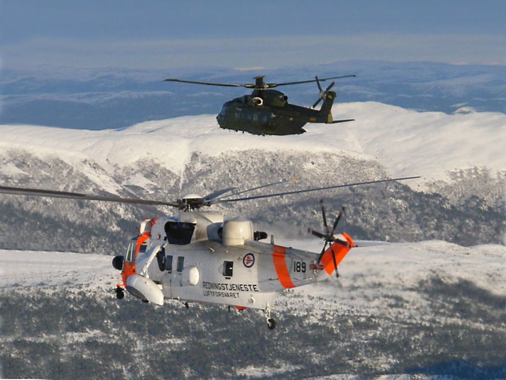 To generasjoner sar-helikoptre: Et norsk Westland Mk43 Sea King og et dansk AW101 (EH101). 