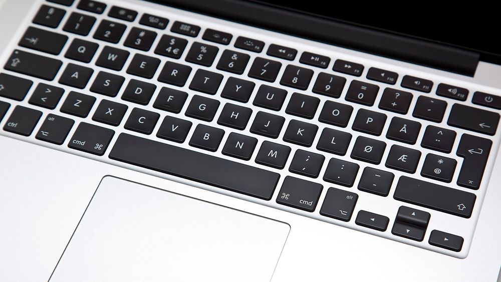 Tastaturet og pekeplata er av velkjent Apple-standard.