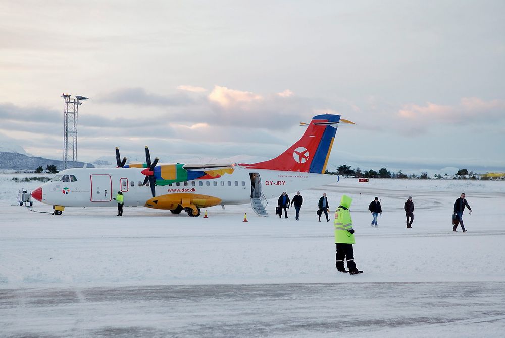 Det var dette ATR 42-300-flyet (OY-JRY) fra DAT som fikk problemer under avgang fra Flesland på vei hit til Florø hvor bildet er tatt. 