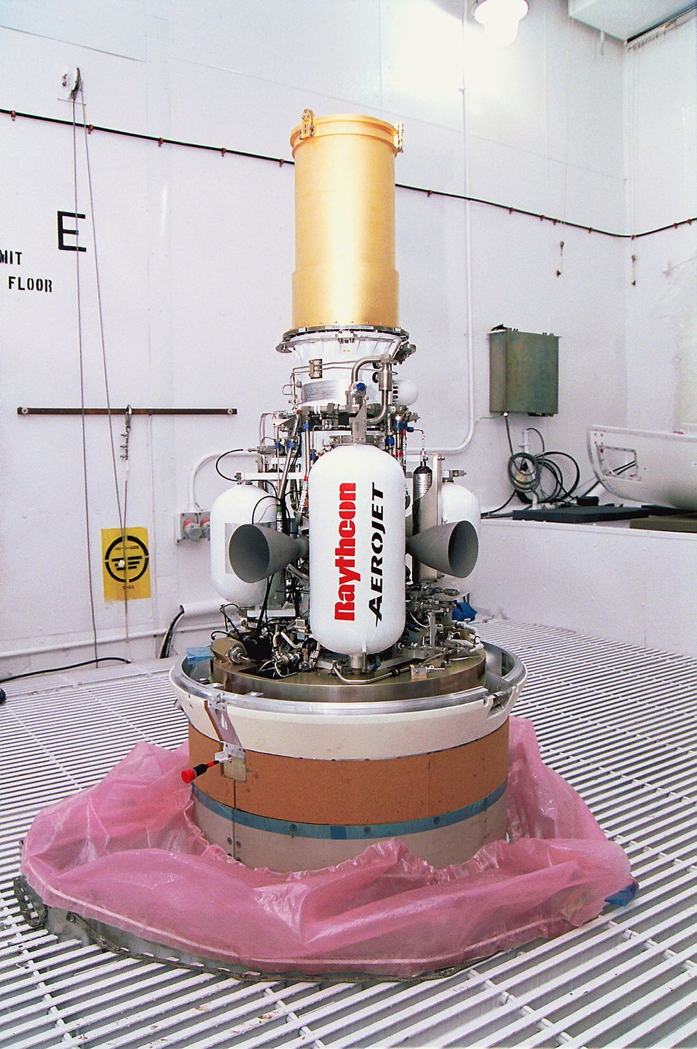 Dette er den såkalte EKV-en (første generasjon) som skal uskadeliggjøre langdistansemissiler ved å kollidere med dem ytterst i atmosfæren. EKV-en veier bare rundt 60 kilo, men til gjengjeld flyr den inn i missilene i 29 000 km/h. 