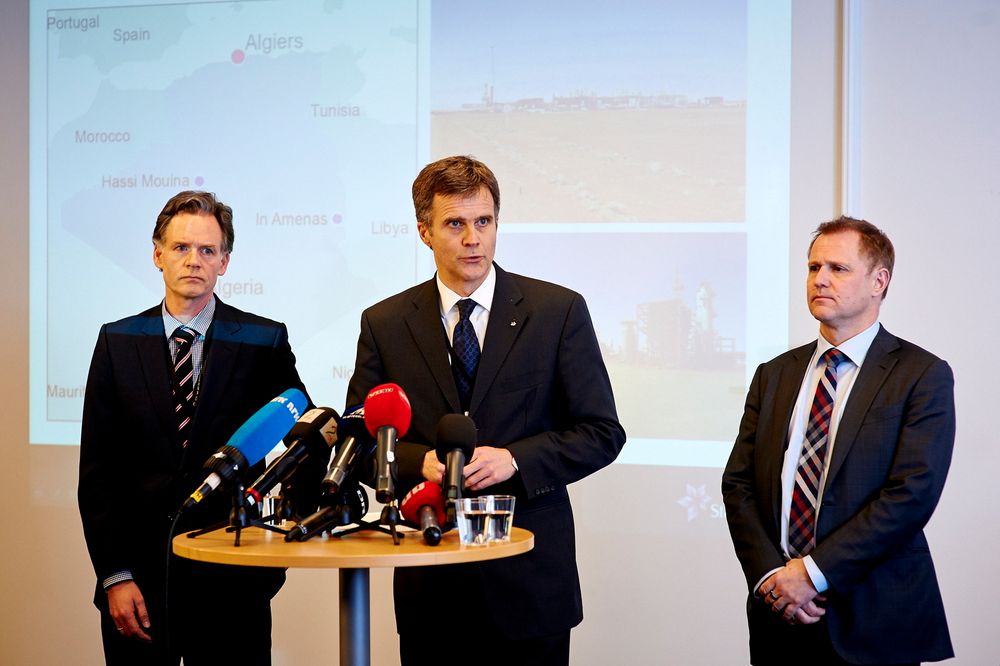 Statoils konsernsjef Helge Lund holder pressekonferanse i Statoil Norge sitt hovedkvarter på Forus i Stavanger. Til venstre sees Bjørn Otto Sverdrup, til høyre konserndirektør for internasjonale operasjoner i Statoil, Lars Christian Bacher 
