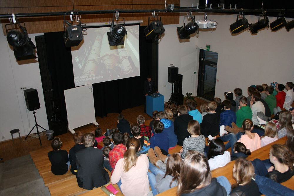 Elevene ved teknologiskolen Hundsund følger spent med når Bo Andersen ved Norsk Romsenter holder foredrag om romaktivieter. 