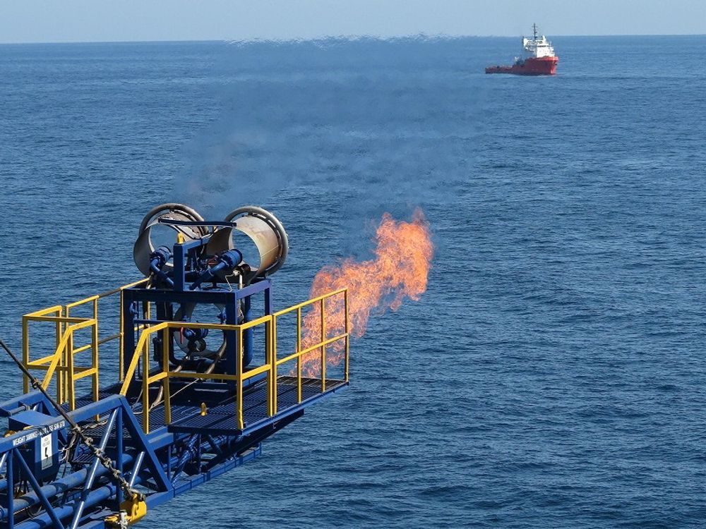 For første gang er det hentet ut metangass fra gasshydrater under havbunnen. Her fakles gassen fra forskningsskipet "Chikyu".