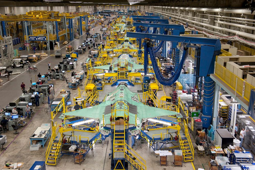 Utviklingen av Norges nye kampfly F-35 har vært preget av forsinkelser og budsjettoverskrivelser. Lockheed Martin skal etter planen levere de første flyene til Norge alt i 2015.