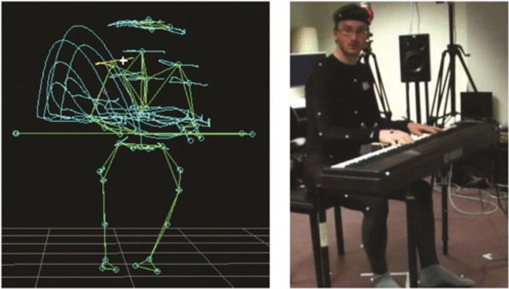Postdoktor Alexander Refsum Jensenius spiller piano med et infrarødt bevegelsessporingssystem. 