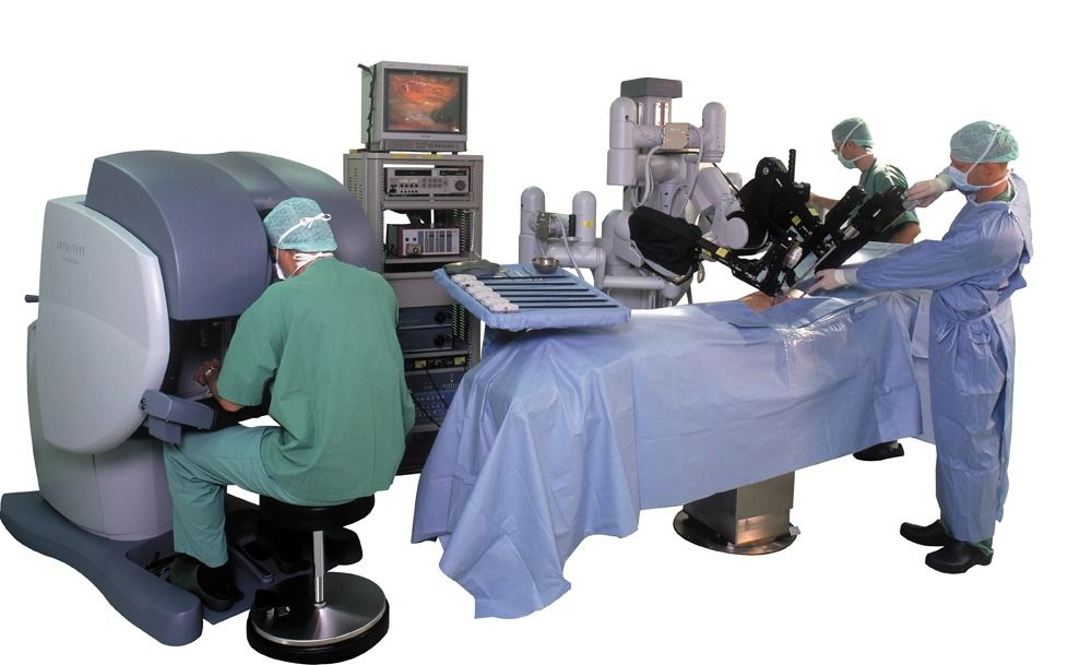 En operasjonsrobot fjernstyres av en kirurg via en elektronisk kontrollkonsoll.