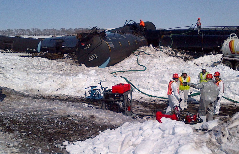 Arbeidet pågår med å samle opp olje som rant ut da et tog med tankvogner sporet av i Minnesota onsdag