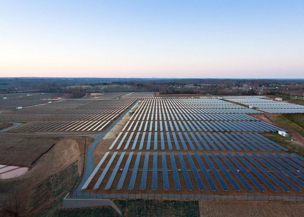 Apple vil ikke bare kjøpe fornybar energi, de lager den også, for eksempel med solceller.
