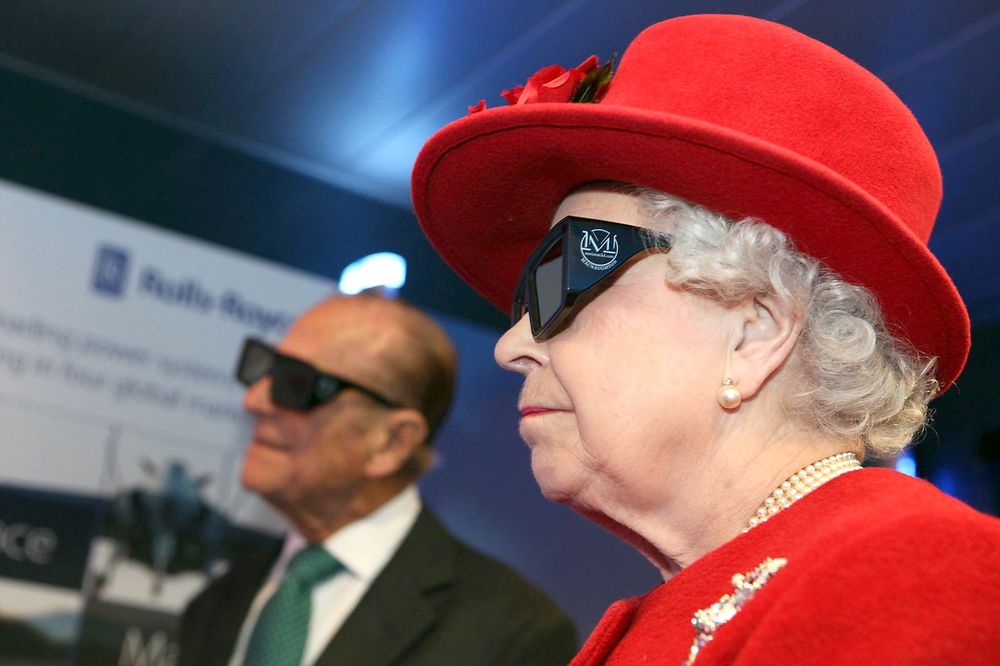 Hedret av dronningen: Dronning Elisabeth og Prins Philip iført 3D-briller på besøk på AMRC i Sheffield. Senteret er tildelt prestisjetunge «Queens´Award» for sitt innovasjonsarbeid.   