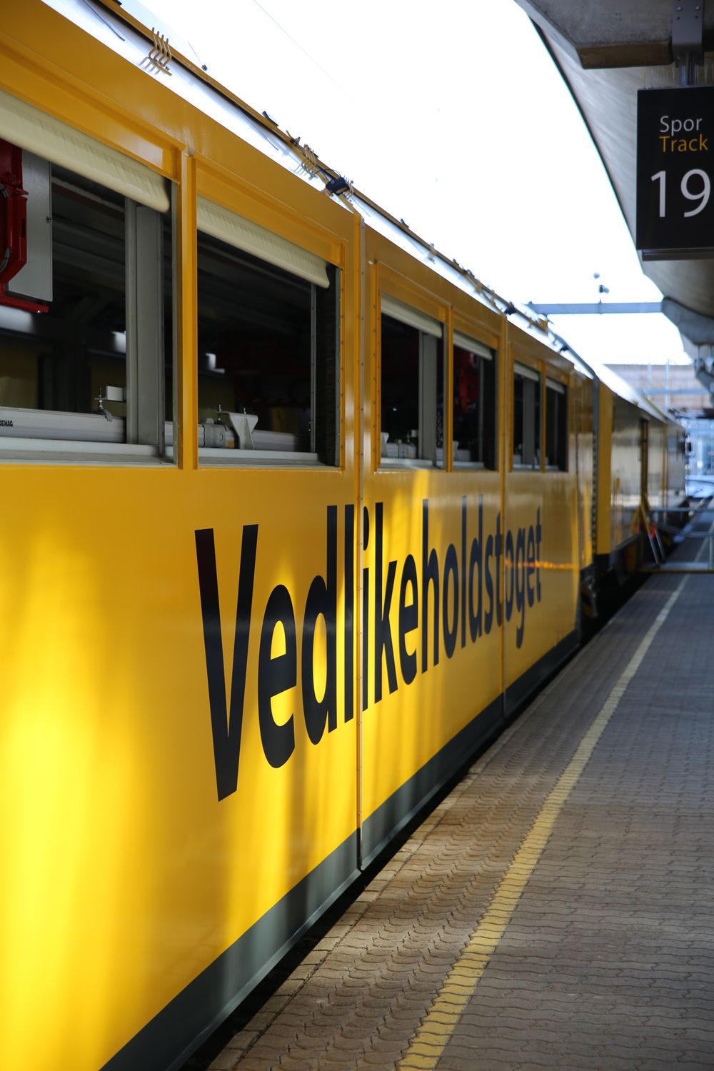 HJELPEN ER PÅ VEI: Jernbaneverket tror det gule toget vil bli godt mottatt av de togreisende.