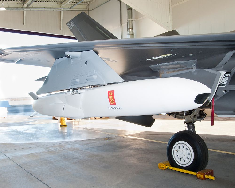 Her er en modell av JSM-missilet plassert på en ekstern våpenstasjon på et F-35B-testfly. 