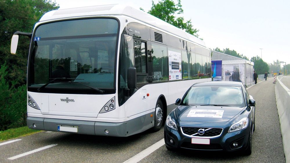 Både busser og el-biler kan lades ved hjelp av induksjon.