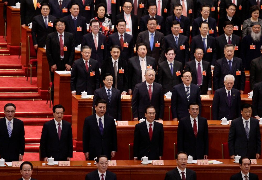 President Hu Jintao, kommunistpartiets leder Xi Jinping, statsminister Wen Jiabao og visestatsminister Li Keqiang synger Kinas nasjonalsang ved åpningen av Folkekongressen.  