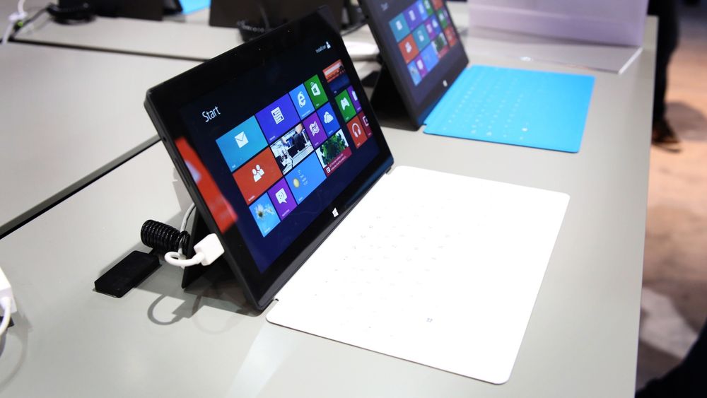 Microsoft Surface Pro har akkurat blitt lansert i noen få land i Europa. Det har full Windows 8, ultrabook-innmat og en vekt på såvidt over 900 gram. 