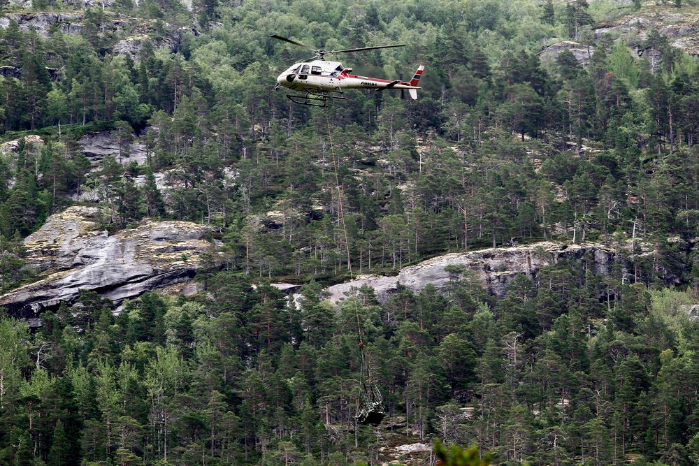Én av ni dødsulykker: Et AS350 fra Airlift frakter vrakdeler fra et tilsvarende helikopter som havarerte i Ullensvang i juli 2011. Ulykken kostet fem liv. Foto: Scanpix   