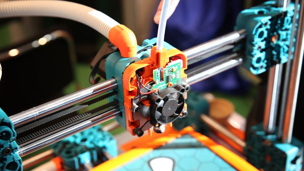 Ekstruderen holder en temperatur på rundt 250 grader. 