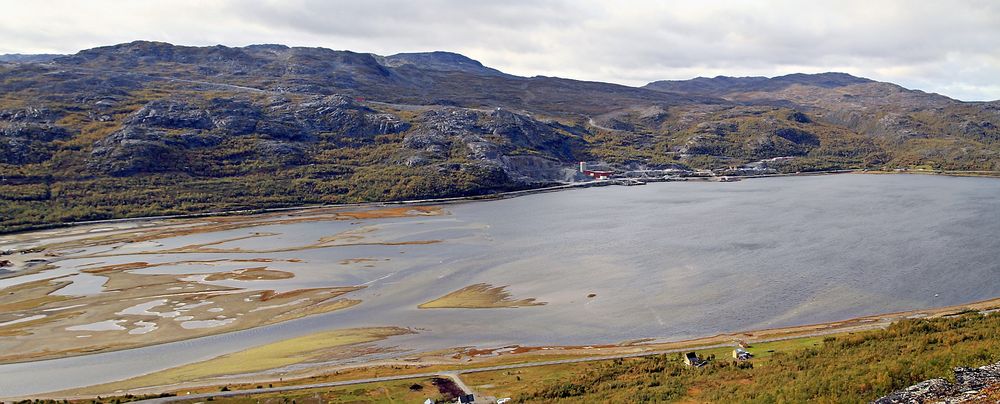 Her i Repparfjorden vil Nussir deponere opptil to millioner tonn tungmetallholdig avfall. Ja, sier kommunalminister Jan Tore Sanner. Nå havner saken på Miljødirektoratets bord.