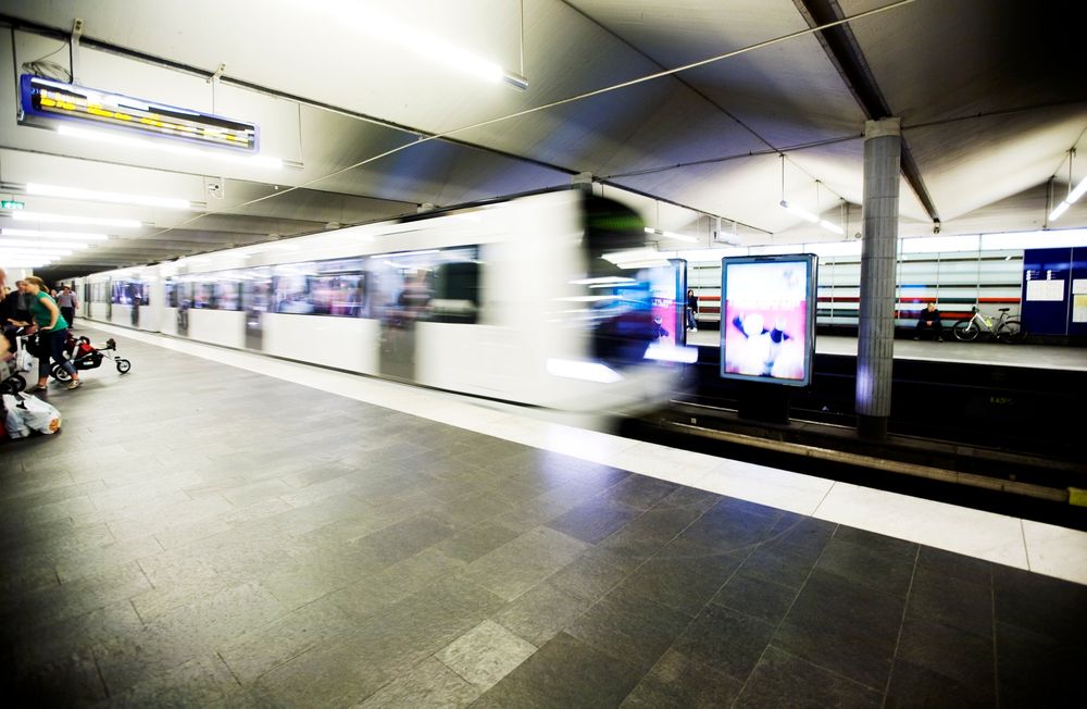 T-bane ankommer Jernbanetorget stasjon i Oslo. t-banen ruter t-banetunnel 