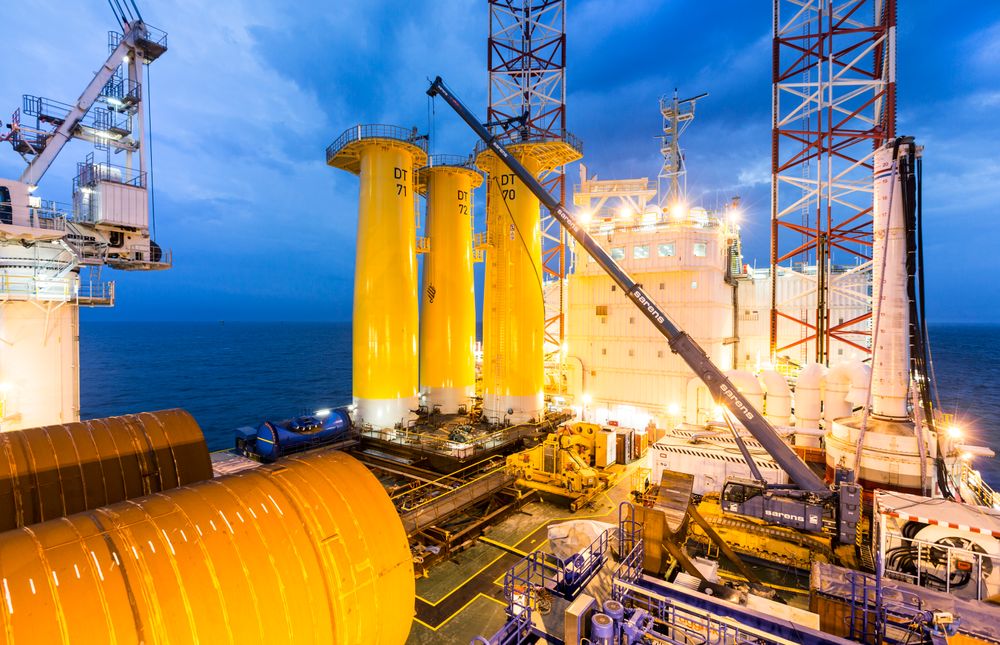 Installasjonsskipet Pacific Oprey kan ved 2,5 meter høye bølger og vindhastigheter på opp til 20 meter i sekundet sette vindmøllene på plass på fundamentene i Nordsjøen.