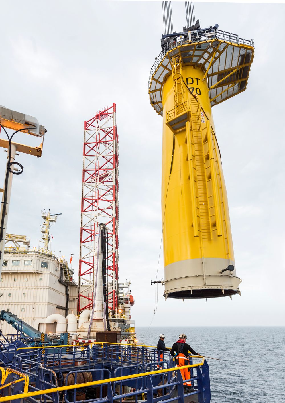 Siemens har produsert vindanleggene, som har en automatisk styring som gjør at rotoren hele tiden skal stå optimalt opp mot vinden.