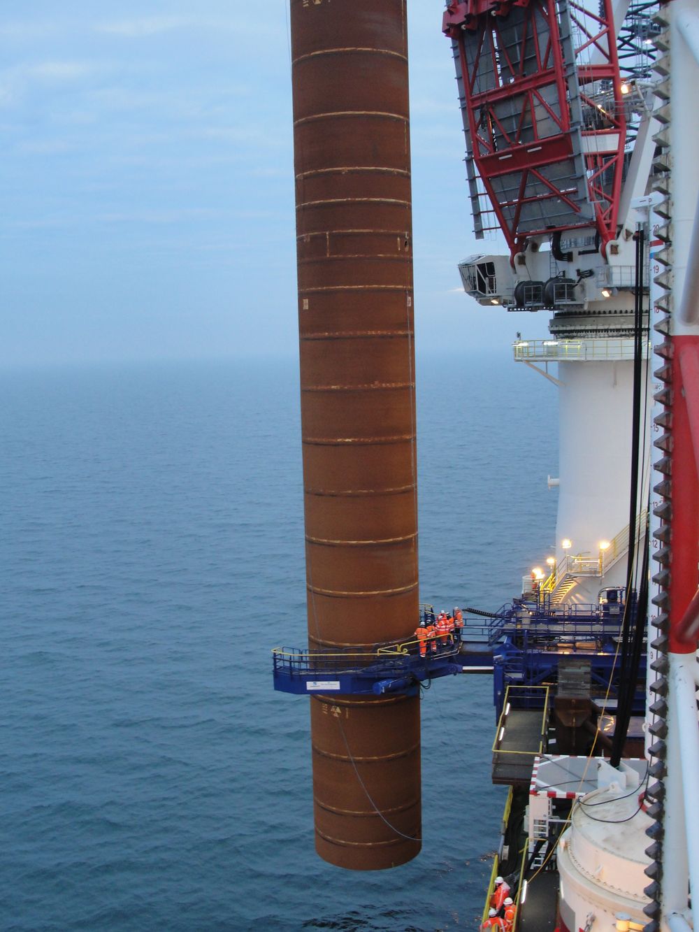 Før de enorme stålrørene hamres ned advares havpattedyr i området med spesielle lydanlegg.