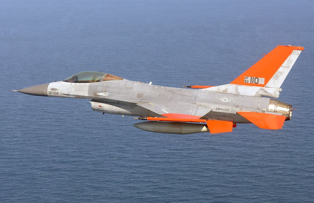 Den første ubemannede flygingen med et QF-16 fullskala luftmål ble gjennomført i Florida 19. september. 