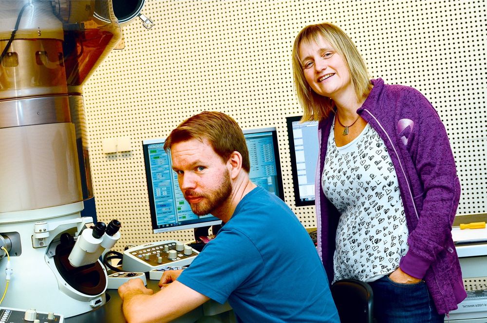 Gleder seg: Avdelings­ingeniør Bjørn Gunnar Soleim og professor Randi Holmestad gleder seg til å ta det i bruk mikroskopet.  