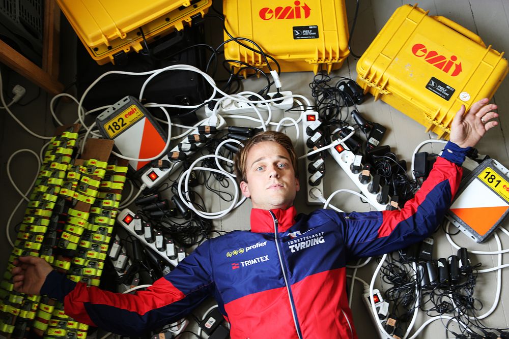 Det er ikke lite en orienteringsarrangør må holde styr på av tekniske innretninger. Her tar stafettgeneral Anders Tiltnes i Nighthawk og Tyrving et duppedittbad for fotografens skyld. 