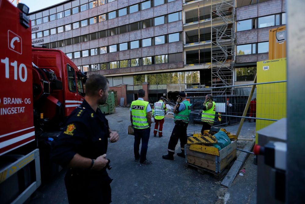 To personer er bekreftet skadd etter at et betonggulv raste på Aker Brygge i Oslo tirsdag ettermiddag. 