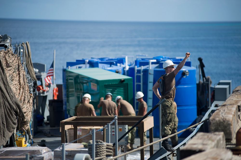 Soldater fra US Navy lemper i land mobile avsaltingsanlegg som skal hjelpe befolkningen på Marshalløyene med å gjøre havvann til ferskvann. Foto: US Navy