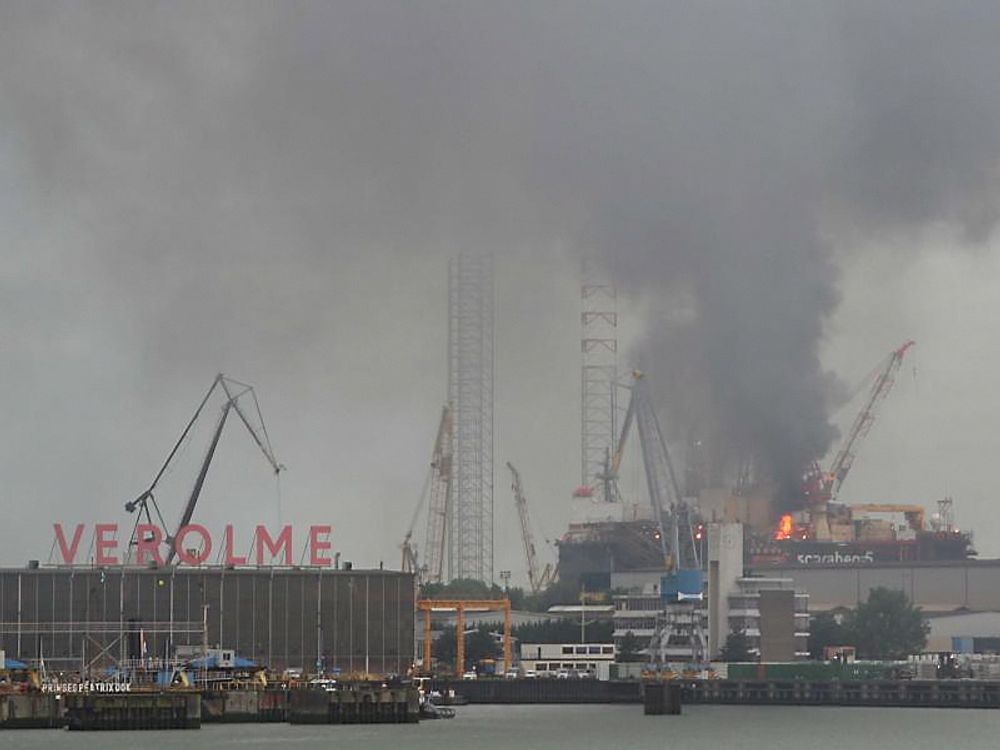 Riggen Scarabeo 5 i brann i Rotterdam fredag morgen.