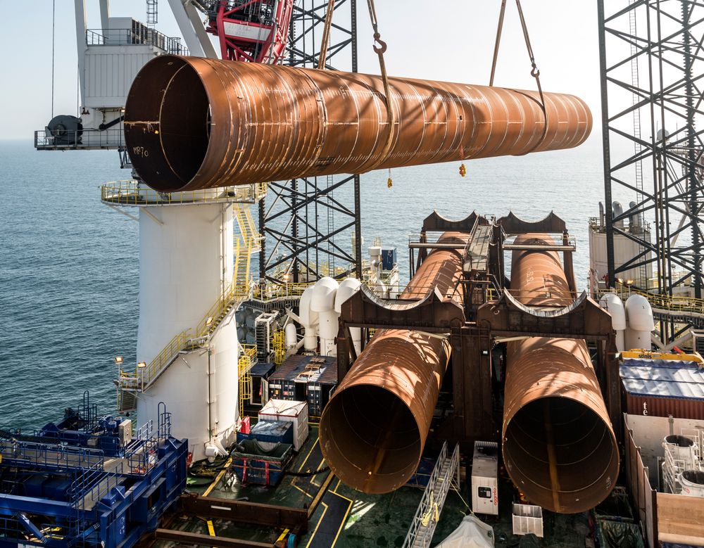 Fundamentene skal sørge for at rundt 460 tonn tunge vindmøller skal stå stabilt i den tøffe vinden i Nordsjøen.