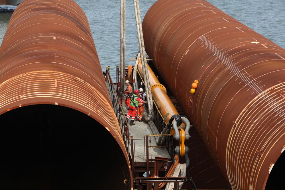 De seks meter brede og opptil 62 meter lange rørerene hamres ned i grunnen.