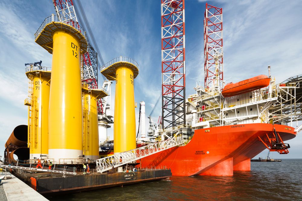 Skipene som brukes i installasjonen er spesialkonstruert for jobben.