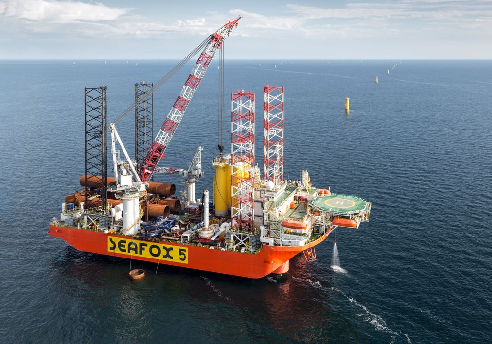 Kranen på fundamentmonteringsfartøyet Seafox 5 skal tåle opp til 1200 tonns belastning.