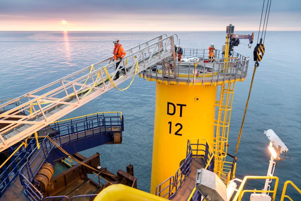 Arbeidsplattformen der vindmøllene skal monteres, gjøres klar.