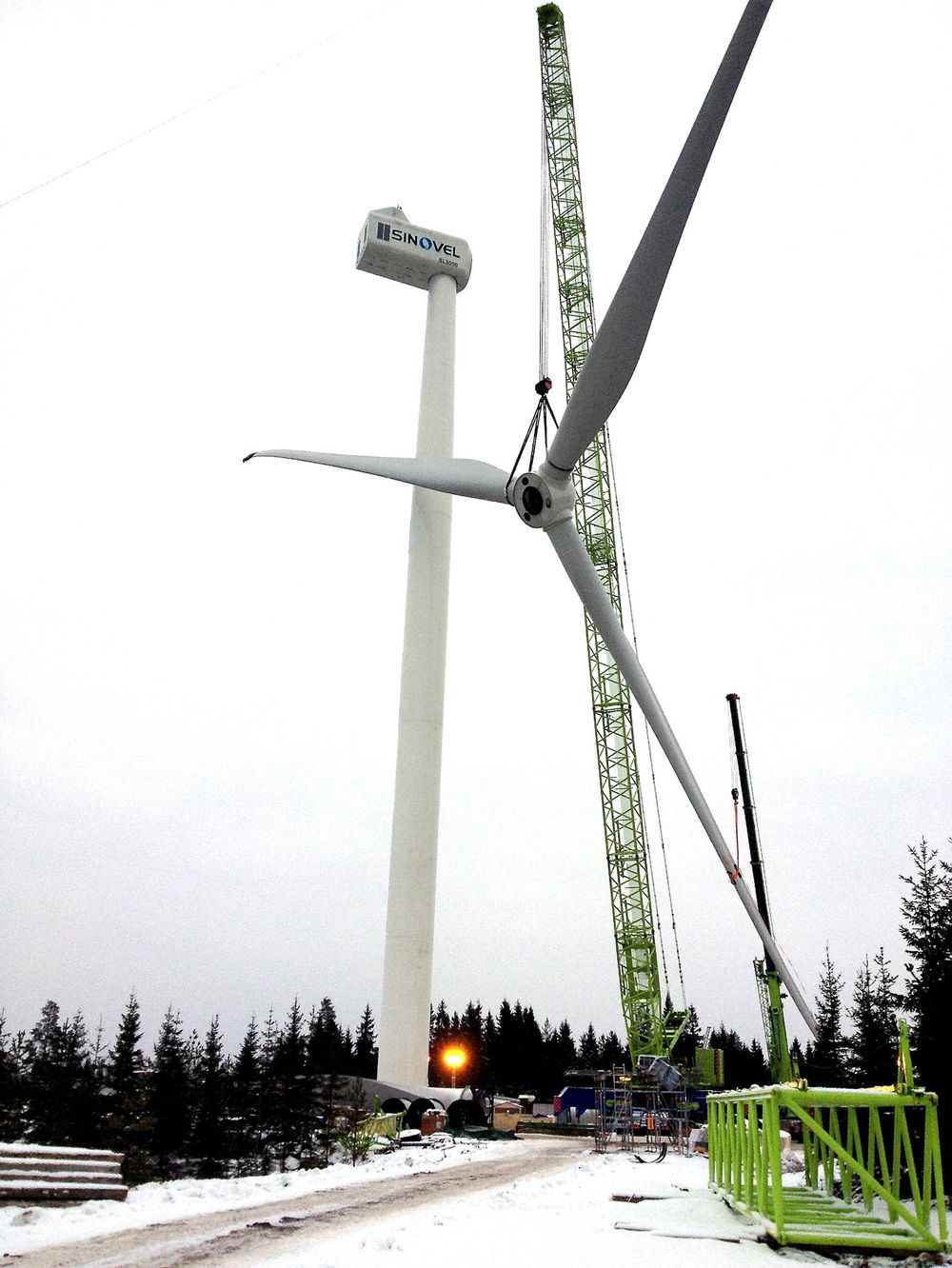 Kvänum Badene Vind AB må gå på den tunge jobben med å nedmontere vindmøllene i Vara. Bildet er fra et annet kraftverk, tilhørende CRC Vindkraft. FOTO: CRC Vindkraft