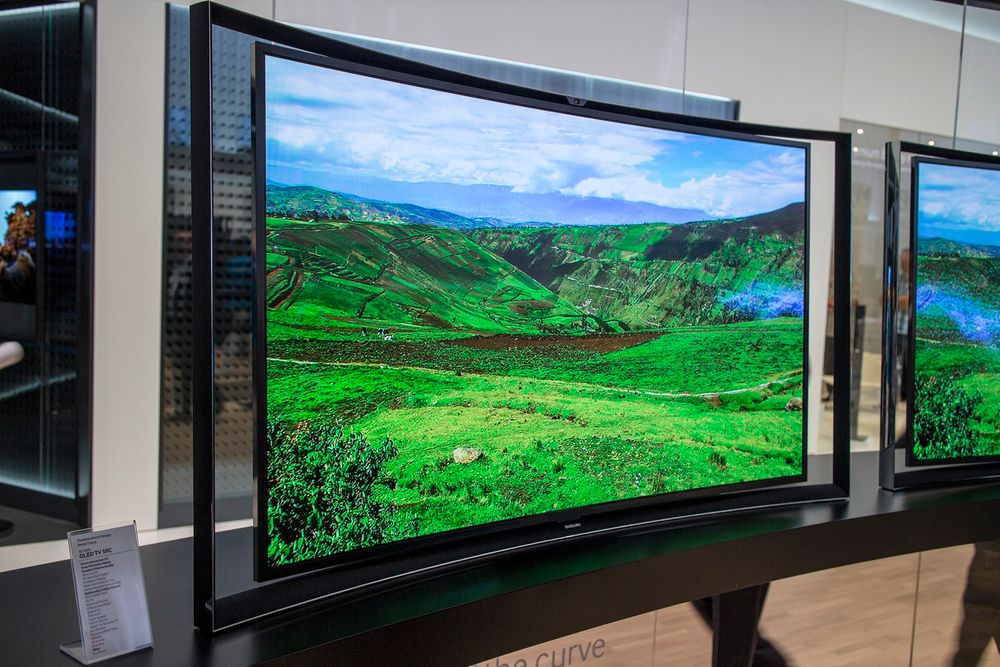 Tar bølgen: Samsung slipper ikke LG foran og vil også selge en 55 tommer kurvet OLED TV i år.  
