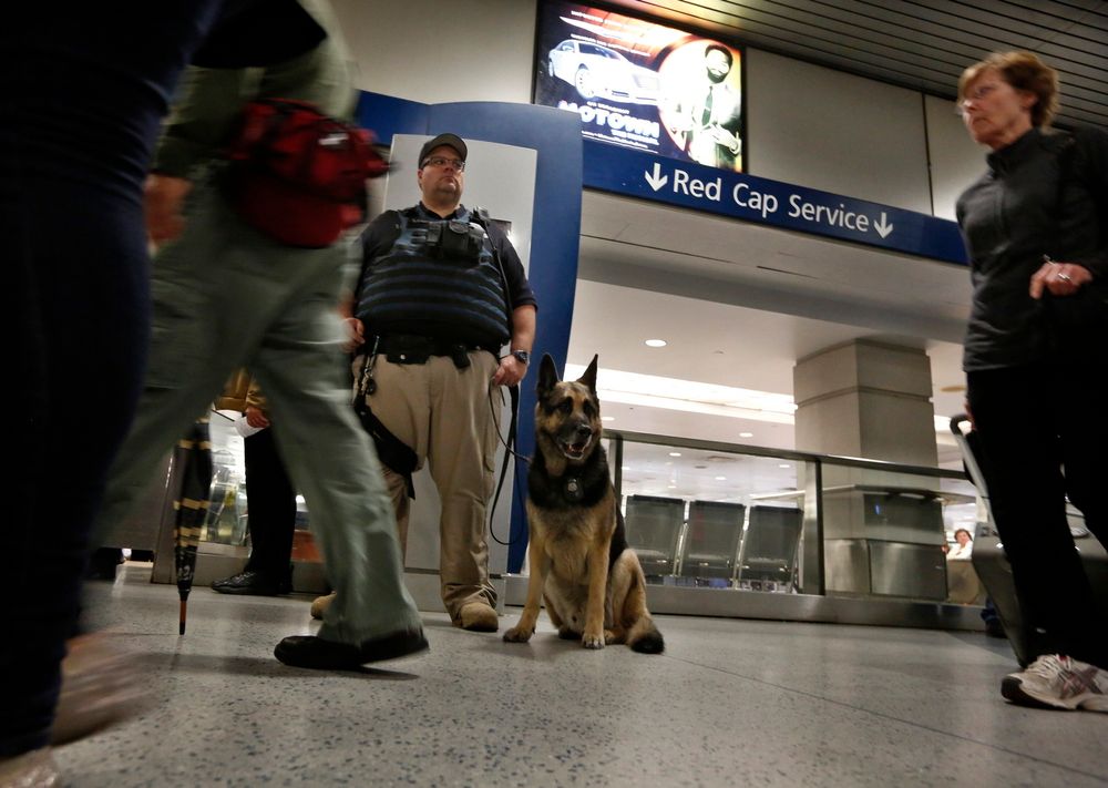 Det er langt vanskeligere å sikre tog mot terrorangrep enn fly, og terrorangrep på bakketransport har kostet langt flere menneskeliv siden 2001 enn angrep rettet mot lufttransport. Her står en politimann vakt på Penn Station i New York.