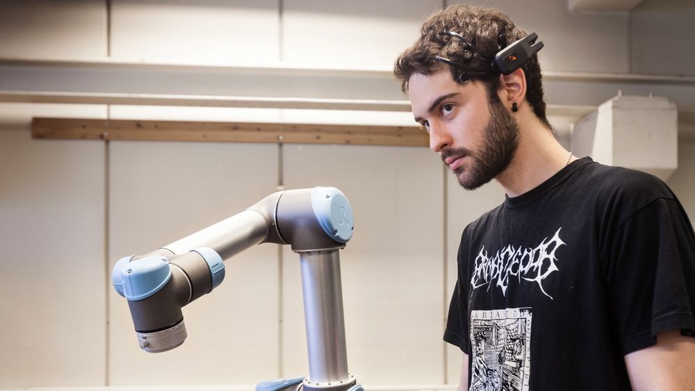 NTNU-student Angel Garcia har laget en robot som kan styres av hjernesignaler.  