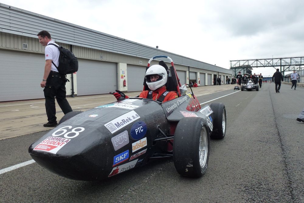 I år er laget større, og Stavanger-studentene har fått mye erfaring til å lage en mye bedre bil, sier administrativ leder Fredrik Danielsen i Team Formula Student UiS. Her ses fjorårets UiS-bil under Silverstone-løpet. 